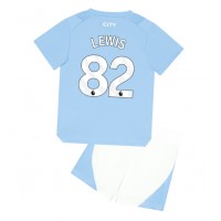 Camisa de Futebol Manchester City Rico Lewis #82 Equipamento Principal Infantil 2023-24 Manga Curta (+ Calças curtas)